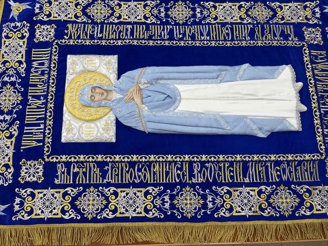 Плащаниця Богородиці на оксамиті 165х100см (вишивка орнамент, вишита та розсшита середина)