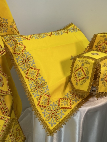 Облачення священника грецький крій, вишите французьким хрестиком на габардині з вишитим галуном