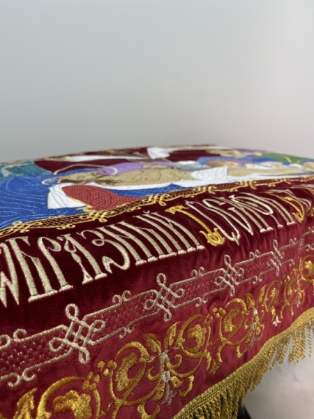 Плащаниця вишита на оксамиті церковнослов'янською мовою, вишивка орнамент, з предстоящими, лицева вишивка 120х85 