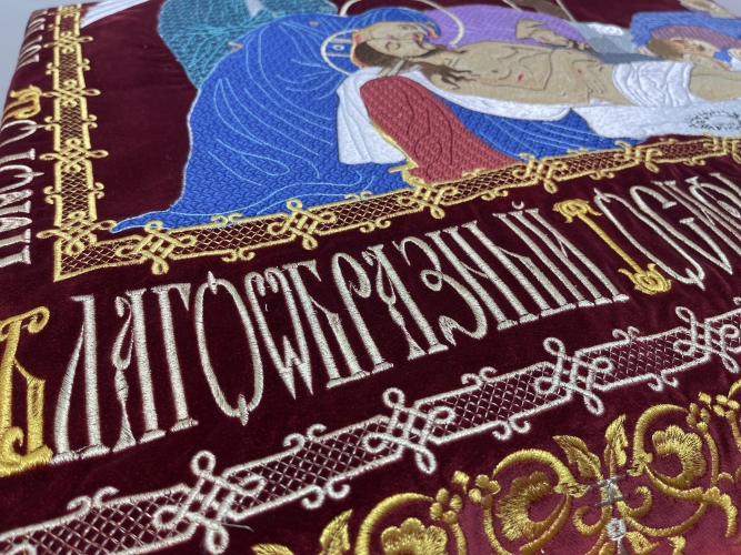 Плащаниця вишита на оксамиті церковнослов'янською мовою, вишивка орнамент, з предстоящими, лицева вишивка 120х85 