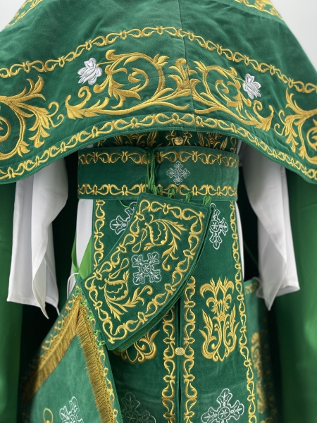 Облачення вишите на оксамиті, вишита середина з іконами, вишитий галун 