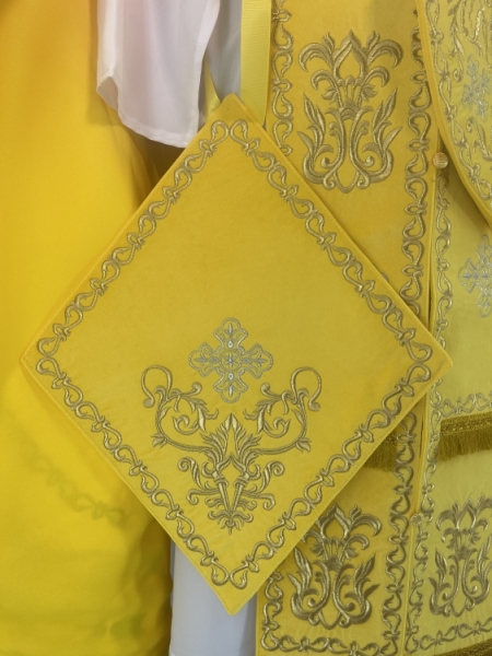 Облачення священника, вишите на оксамиті, вишита середина з іконами, з вишитим галуном 