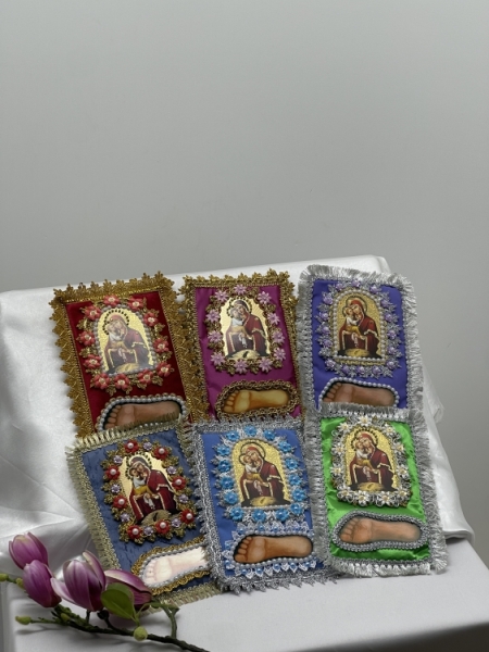 Стопа Богородиці з іконою Богородиці "Почаївська"